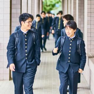 ワキガ手術を受ける時期について考える学生